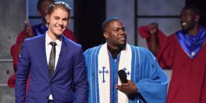 Host Kevin Hart and Bieber at his Roast 